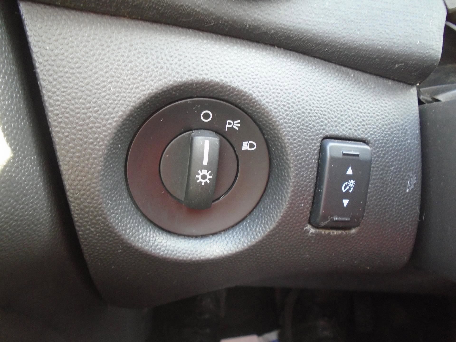 Used 2013 Ford Fiesta SE w/ Super Fuel Economy Pkg FWD image 13