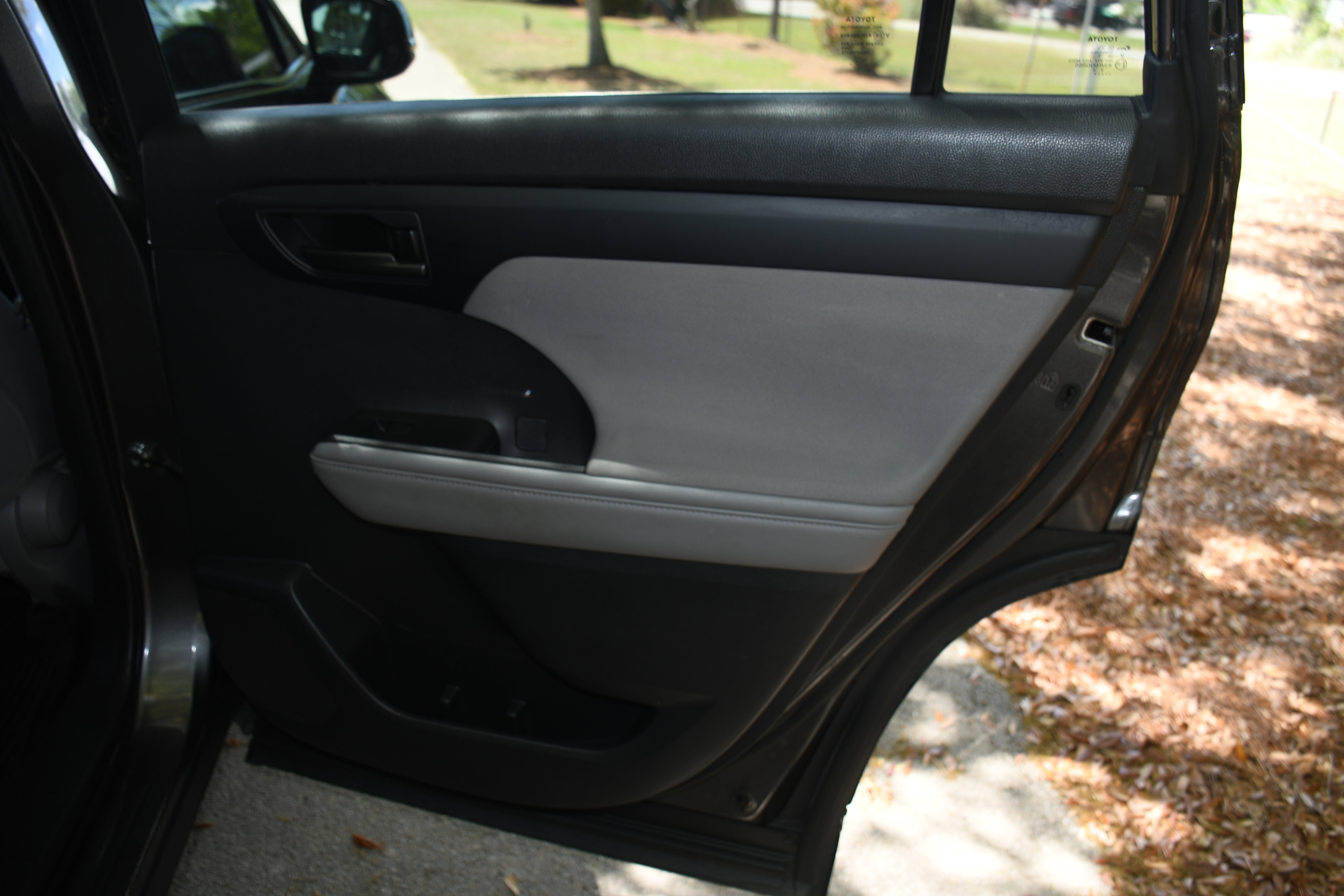 Used 2021 Toyota Highlander LE AWD/4WD image 18