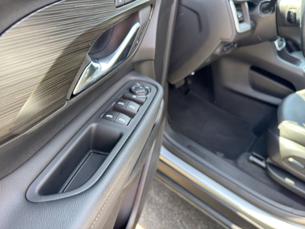 Used 2024 GMC Terrain SLT w/ Tech Package image 16