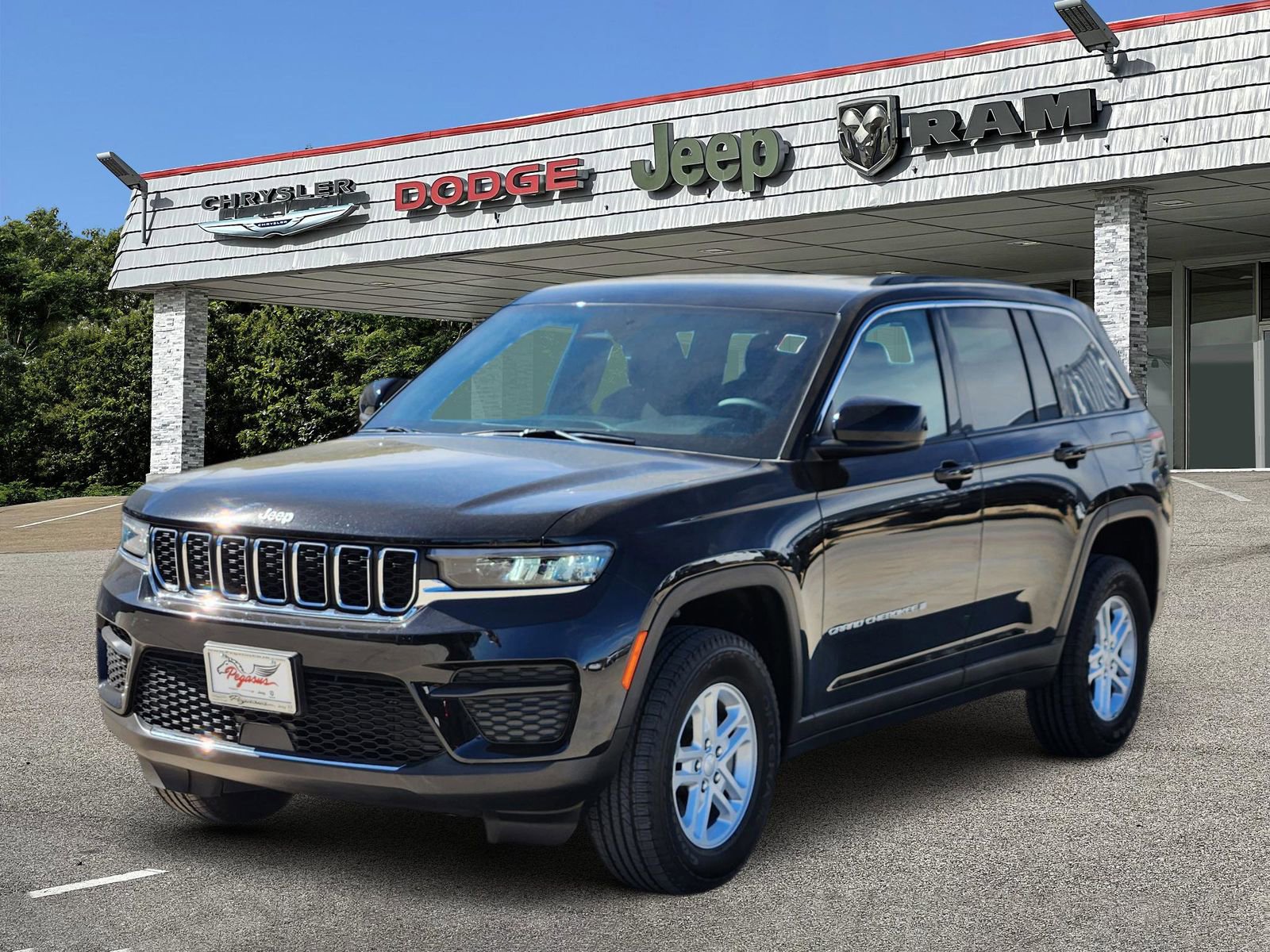 Used 2025 Jeep Grand Cherokee Laredo w/ Luxury Tech Group I image 2