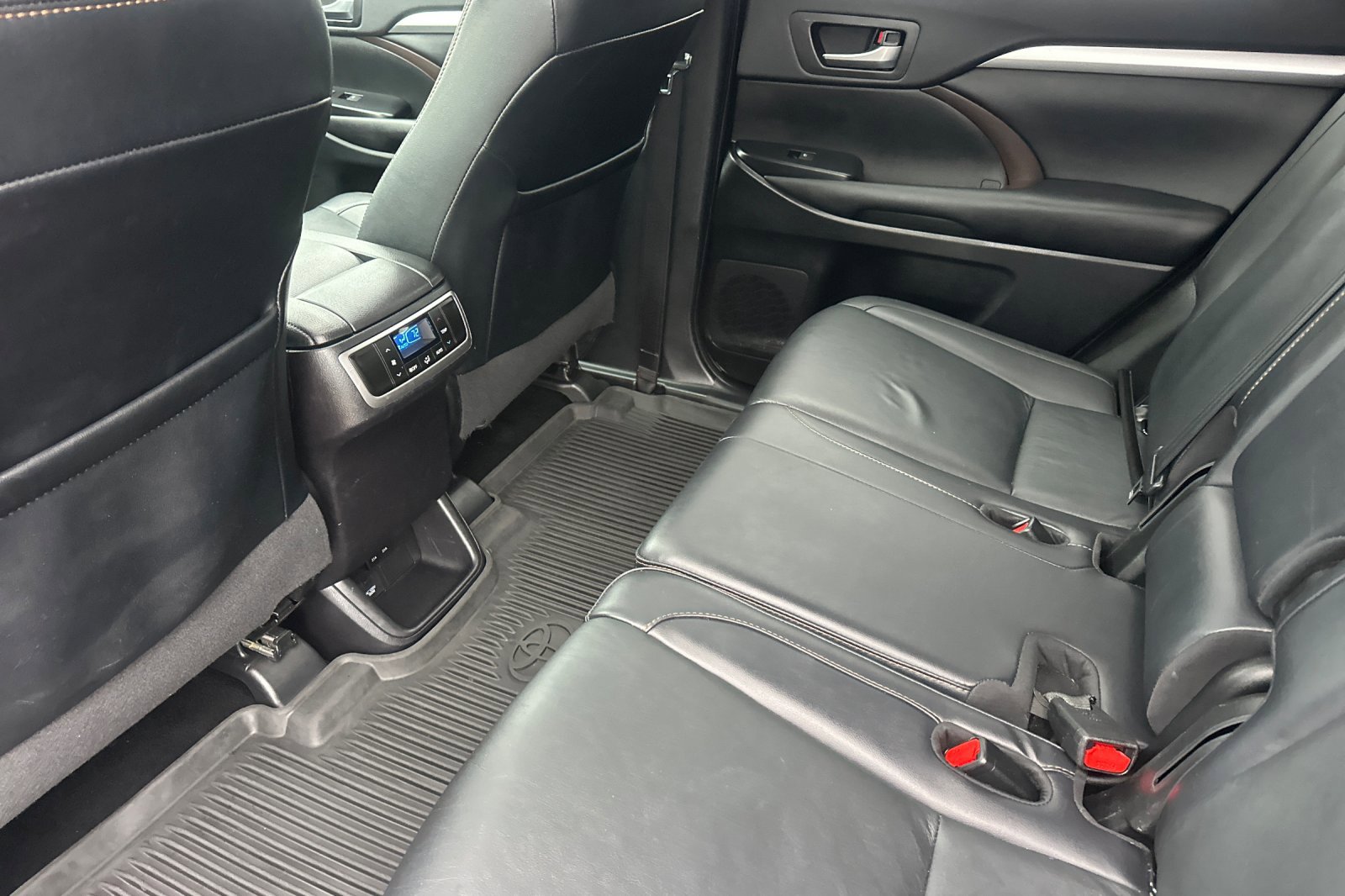 Used 2019 Toyota Highlander SE image 12