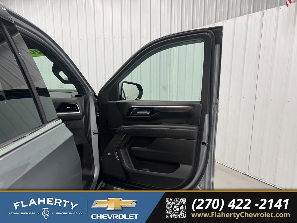 Used 2025 Chevrolet Suburban LT w/ Comfort Package AWD/4WD image 13