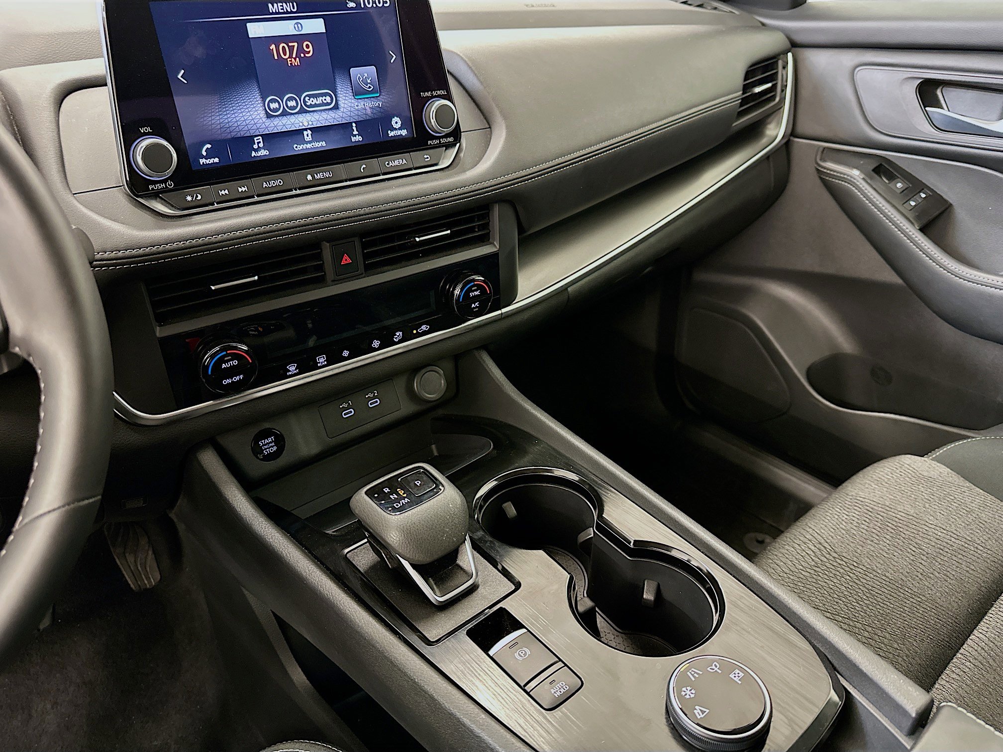 Used 2025 Nissan Rogue SV image 25