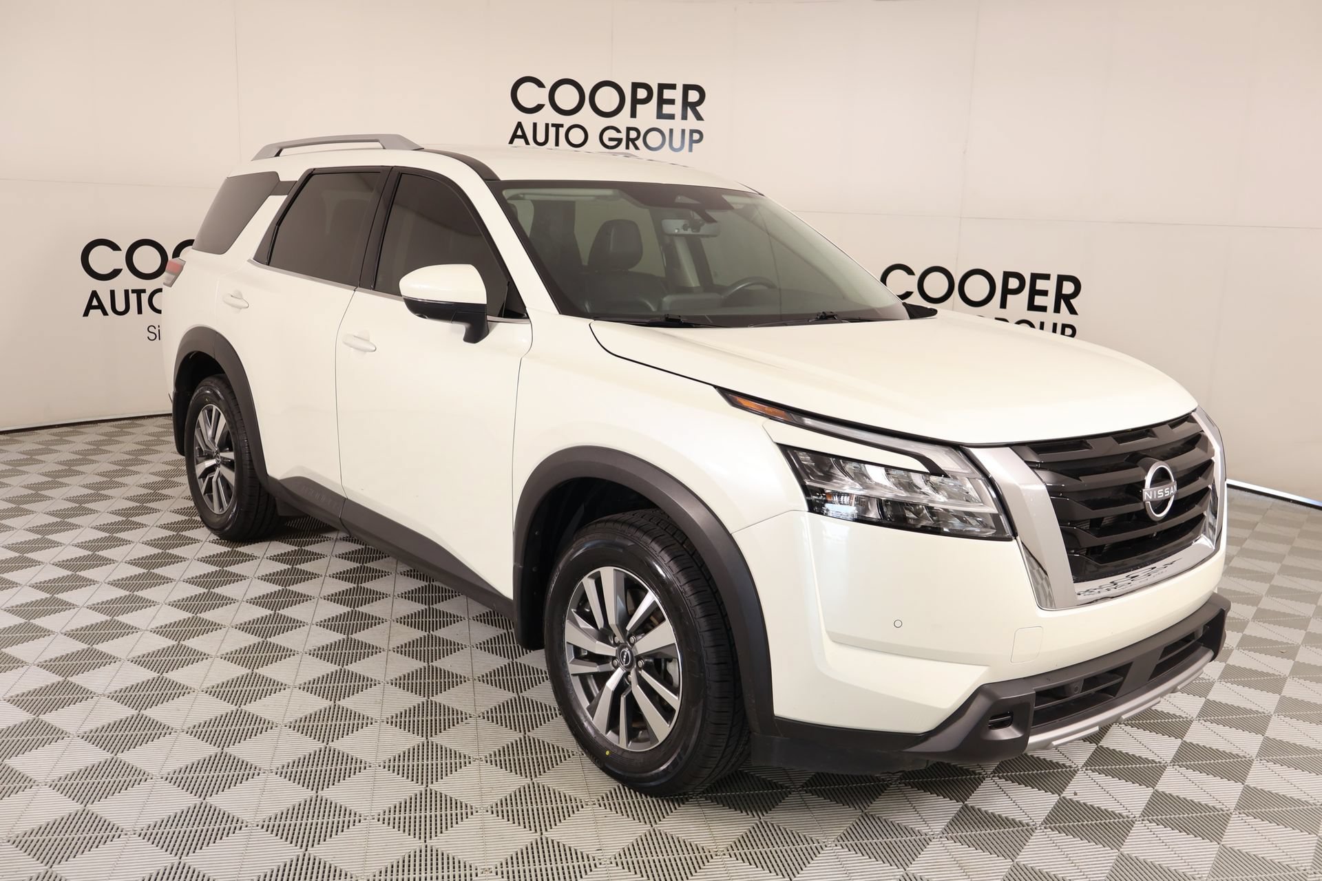 Used 2024 Nissan Pathfinder SL FWD image 1