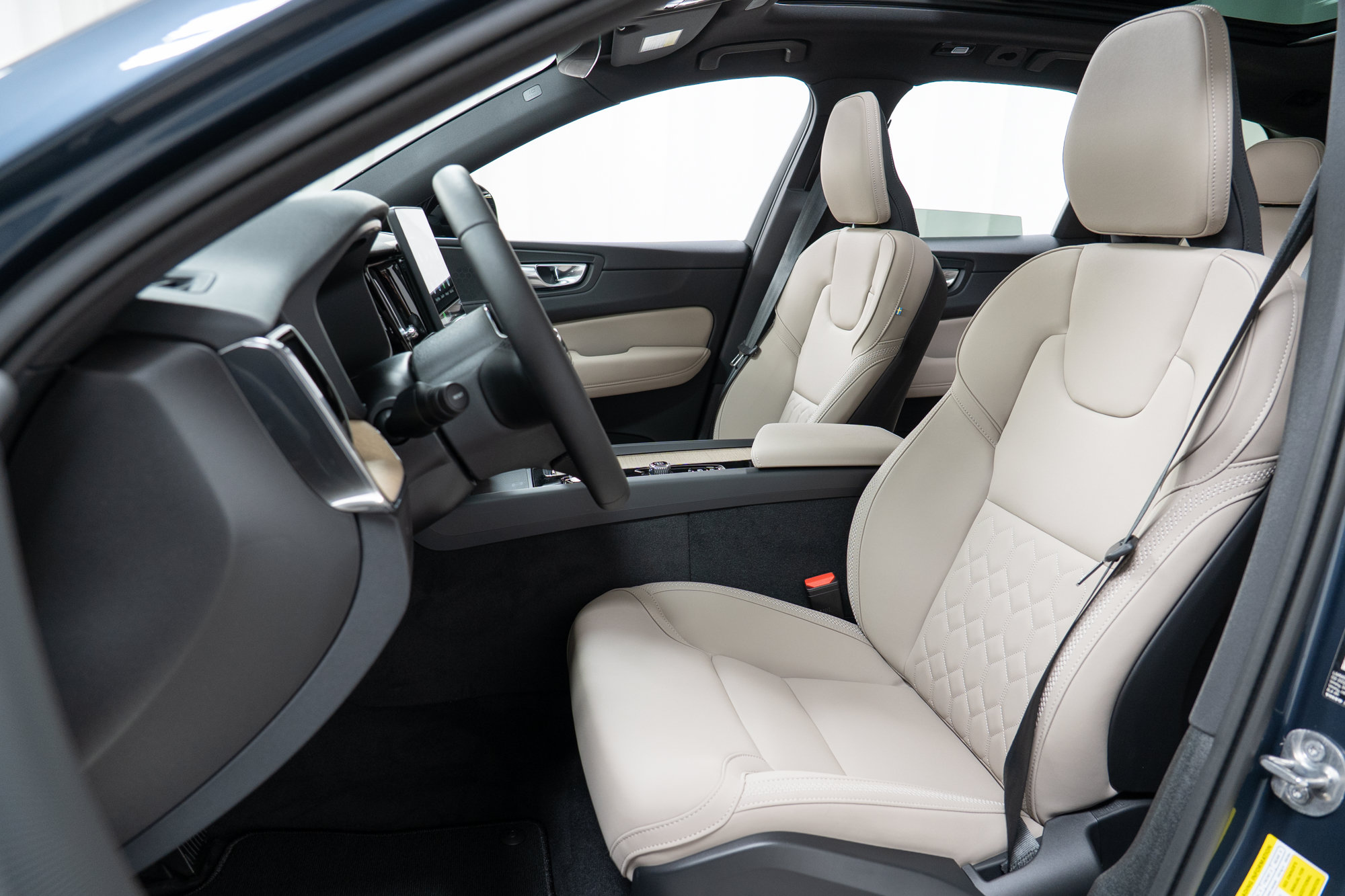 New 2027 Volvo XC60 B5 Core AWD/4WD image 13