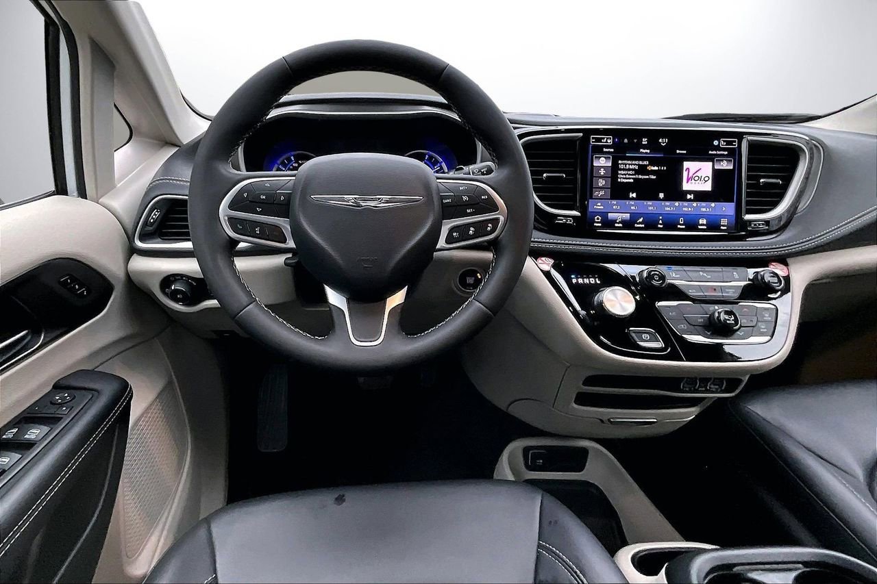 Certified 2024 Chrysler Pacifica Select image 11