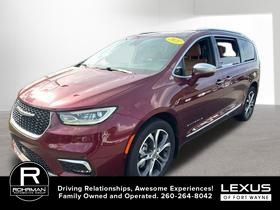 Used 2021 Chrysler Pacifica Pinnacle image 1