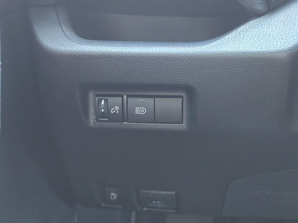 Used 2021 Toyota RAV4 XLE AWD/4WD image 17