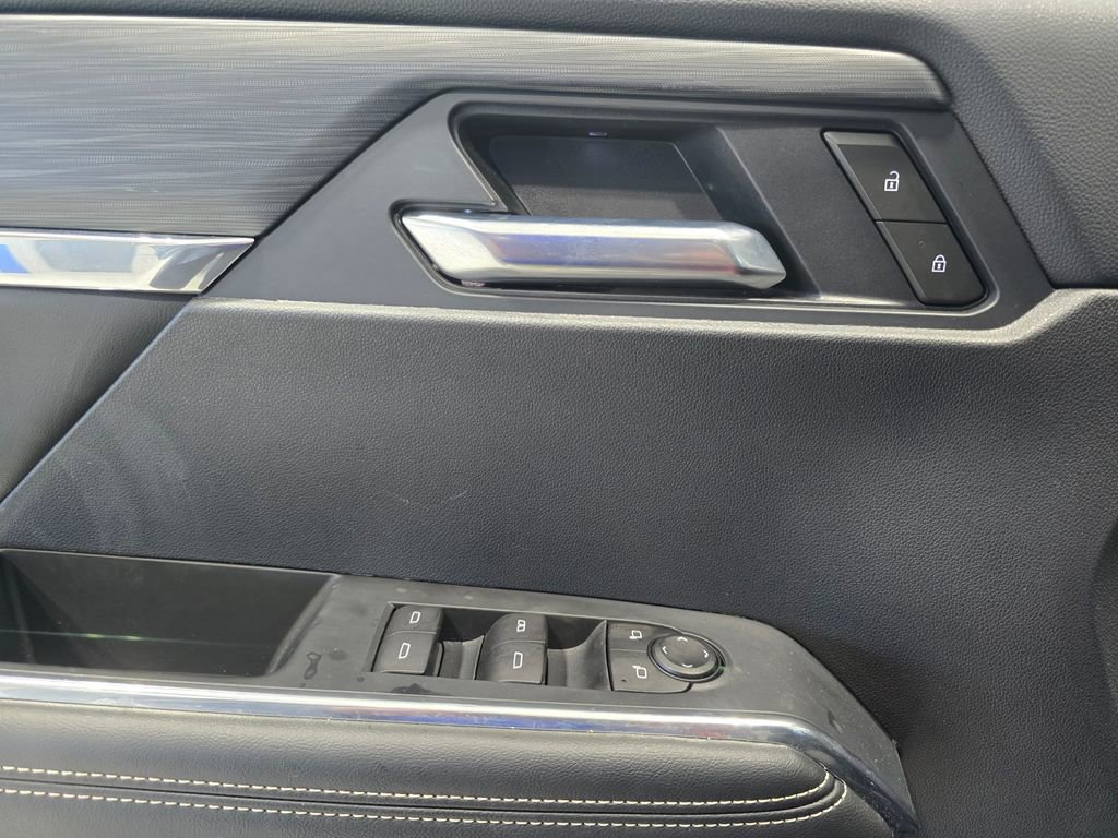 Used 2025 GMC Acadia Elevation image 13