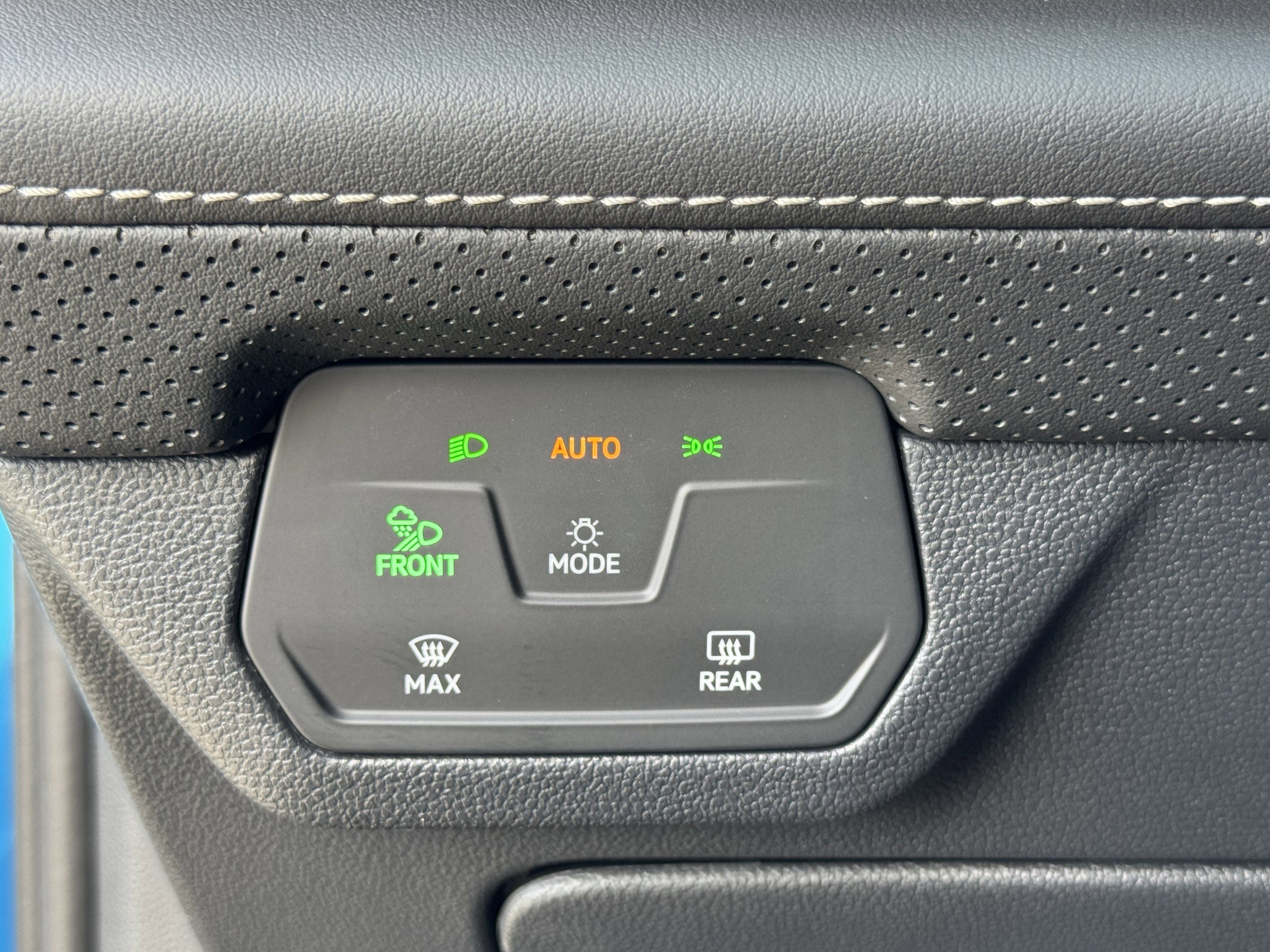 Certified 2025 Volkswagen Atlas SE image 30