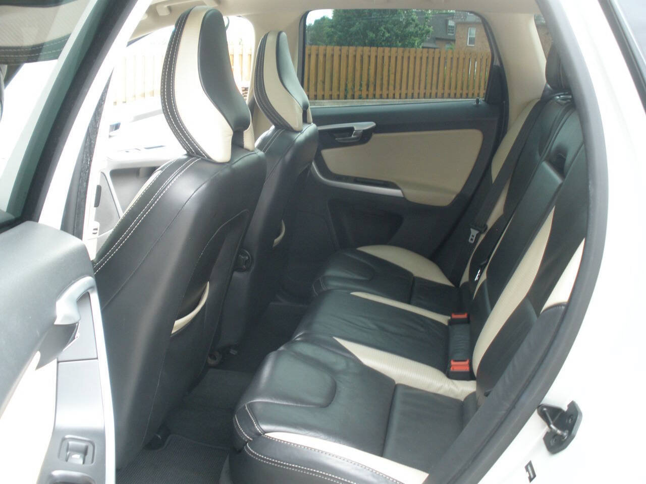 Used 2011 Volvo XC60 T6 R-Design w/ Convenience Pkg AWD/4WD image 28