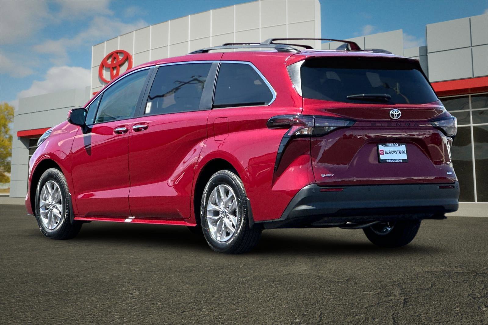 Certified 2026 Toyota Sienna XLE FWD image 5