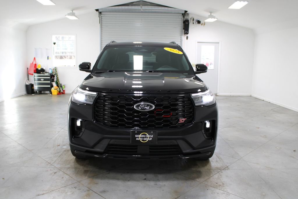 Used 2025 Ford Explorer ST image 3