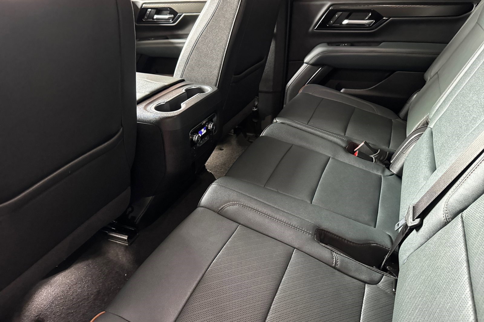 Used 2025 GMC Yukon AT4 AWD/4WD image 27