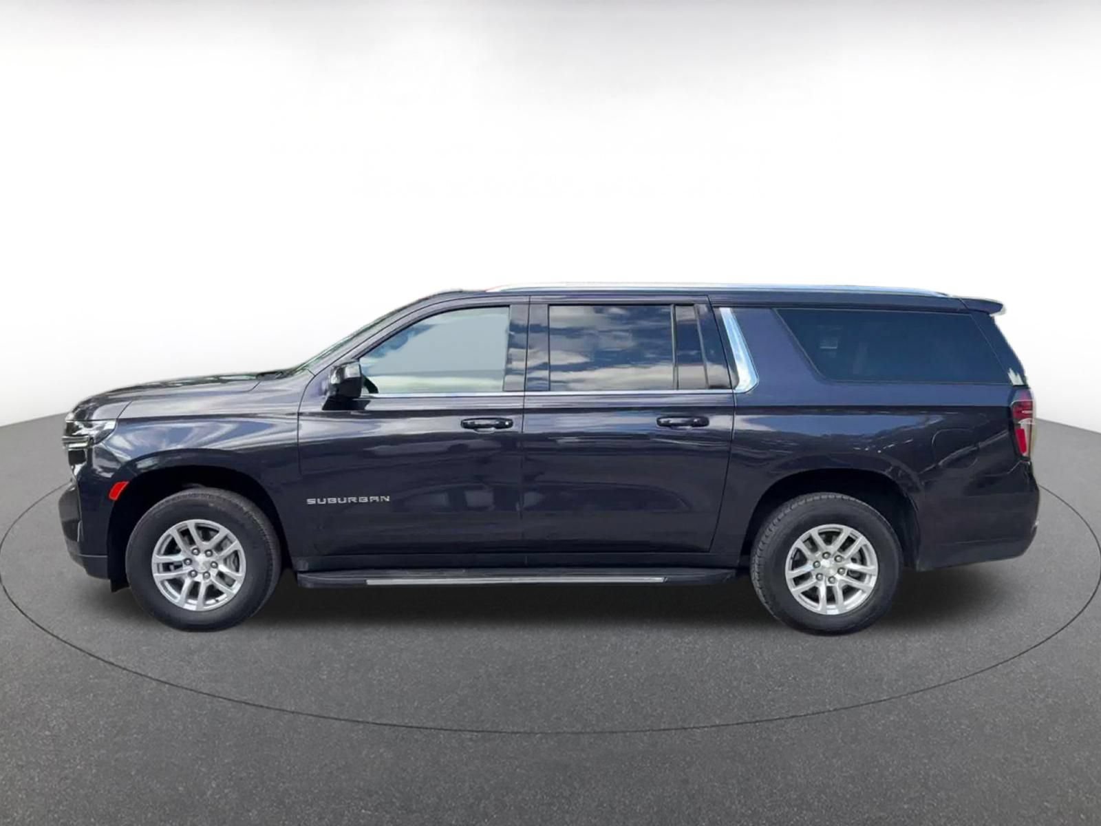 Used 2024 Chevrolet Suburban LT RWD image 8