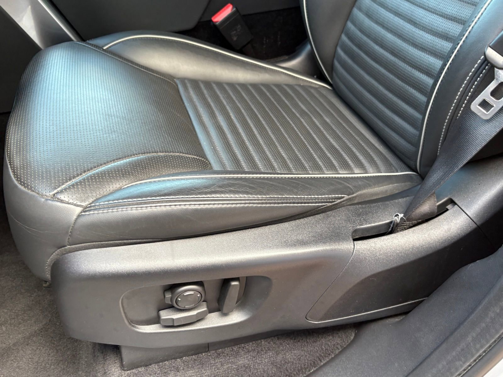 Used 2024 Land Rover Discovery Metropolitan Edition image 36