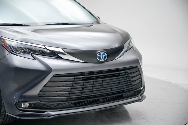 Certified 2025 Toyota Sienna XLE image 9