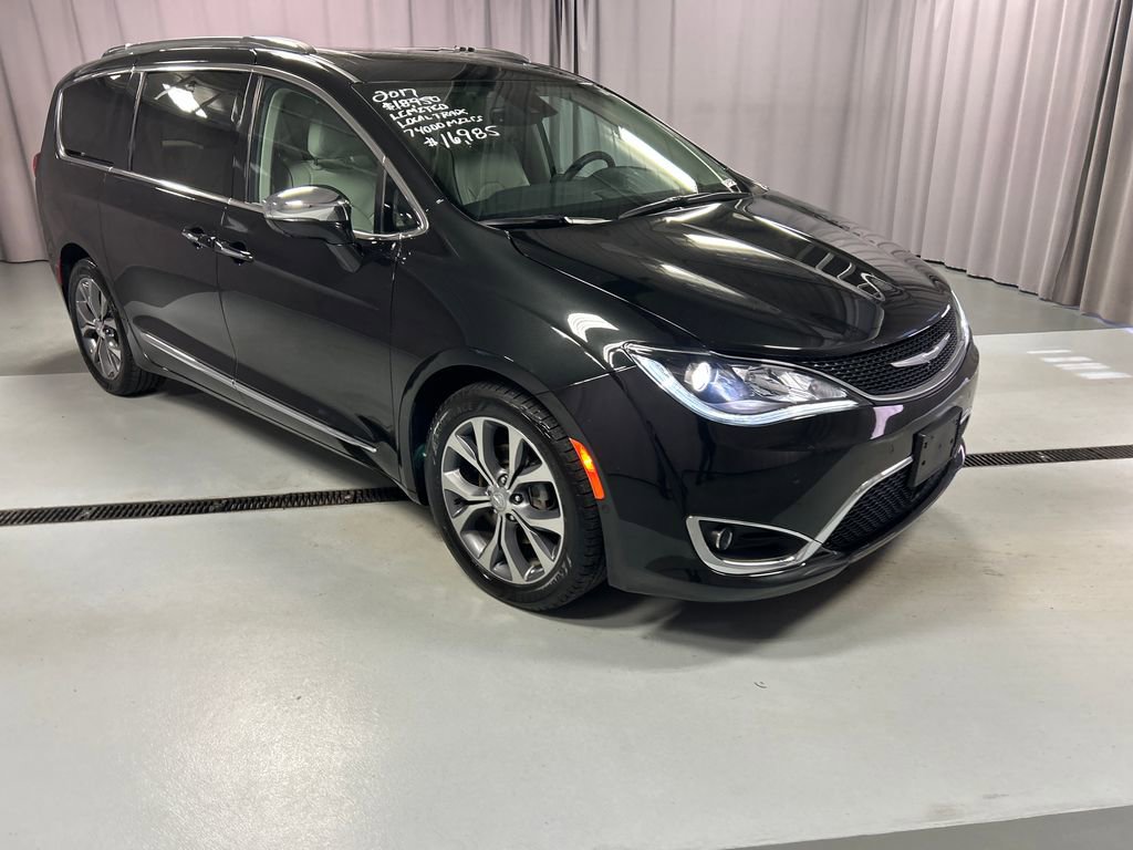 Used 2017 Chrysler Pacifica Limited FWD image 1