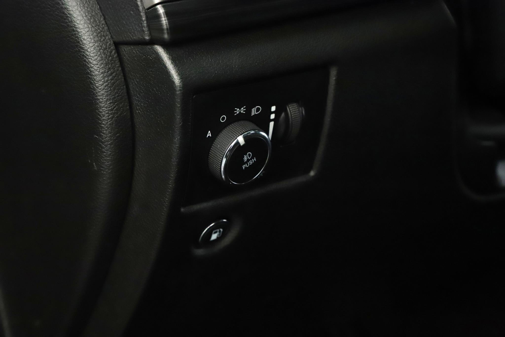 Used 2019 Jeep Grand Cherokee Altitude AWD/4WD image 9