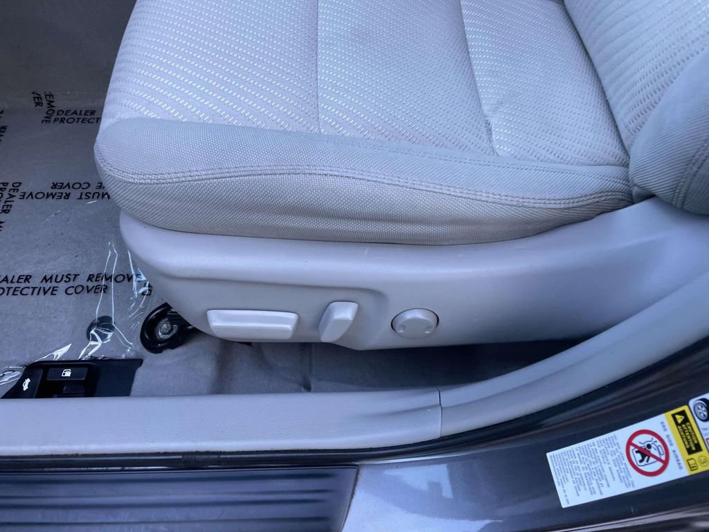 Used 2015 Toyota Camry LE image 29