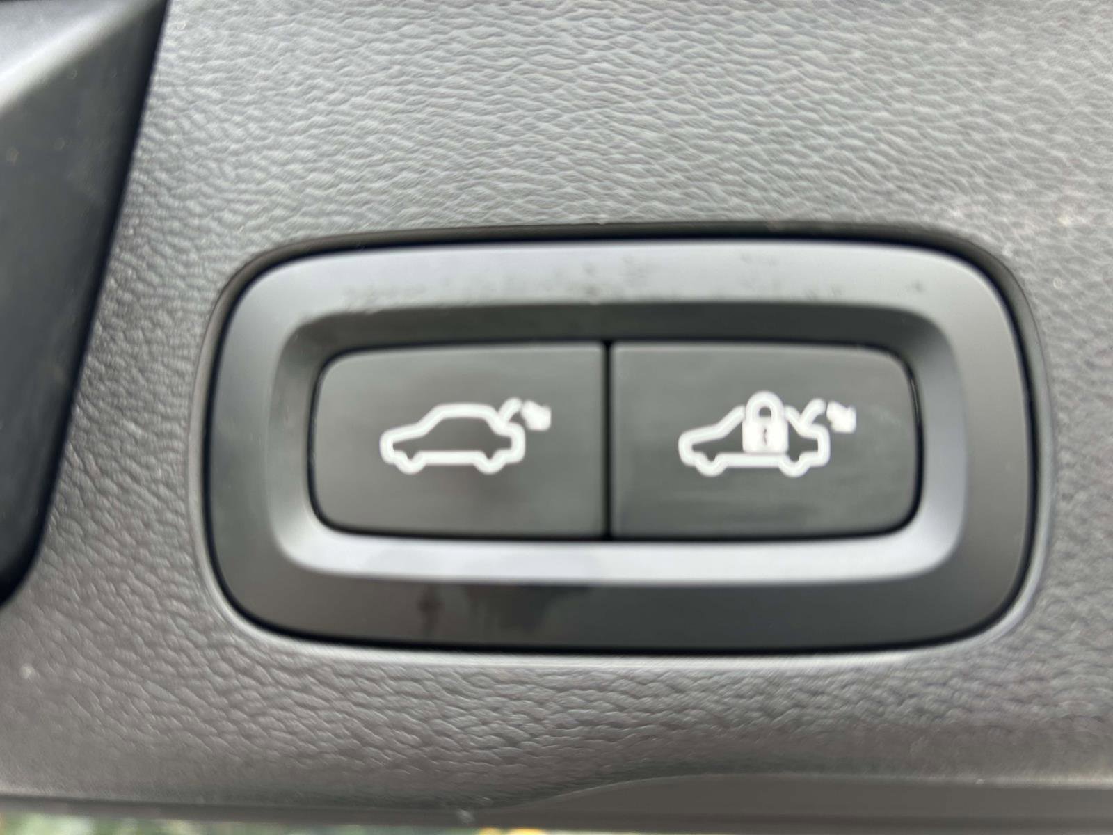 Certified 2023 Volvo XC60 B5 Plus w/ Climate Package image 19