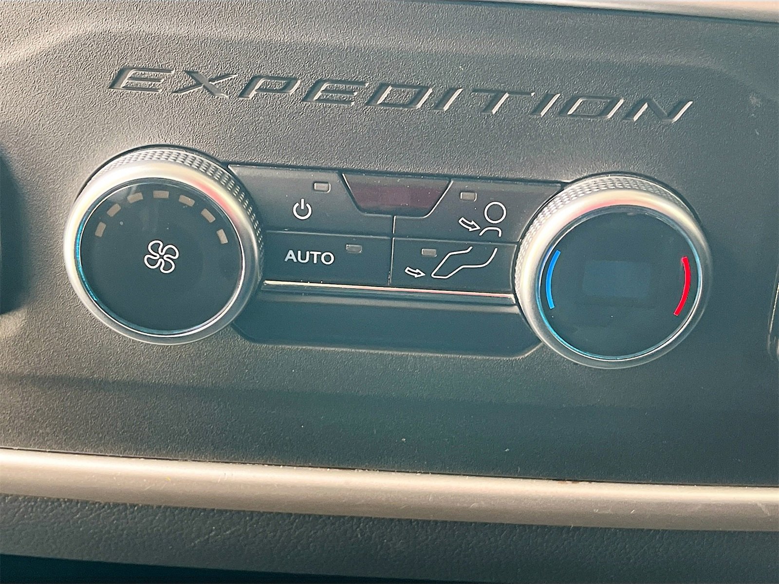 Used 2024 Ford Expedition XLT image 25