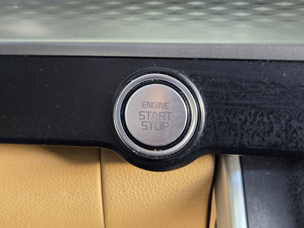 Used 2022 Kia Carnival LX image 20