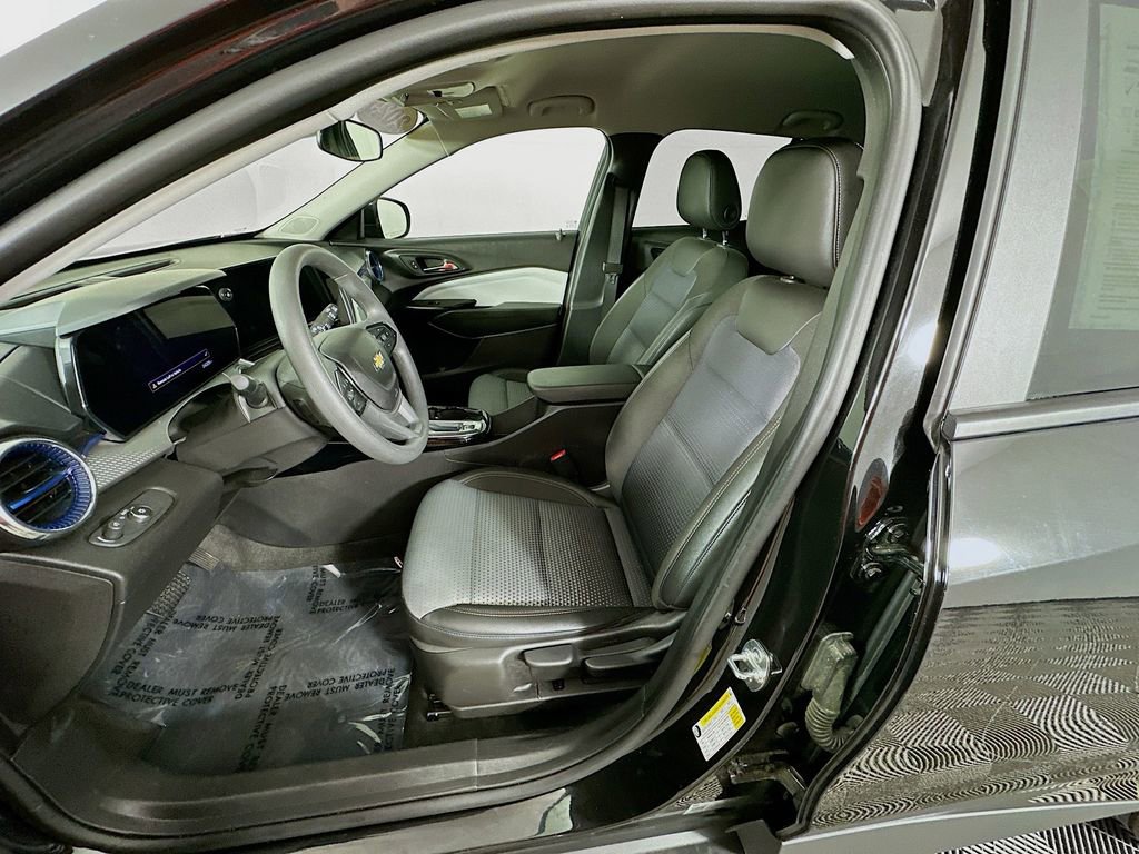 Used 2025 Chevrolet Trax LT image 28