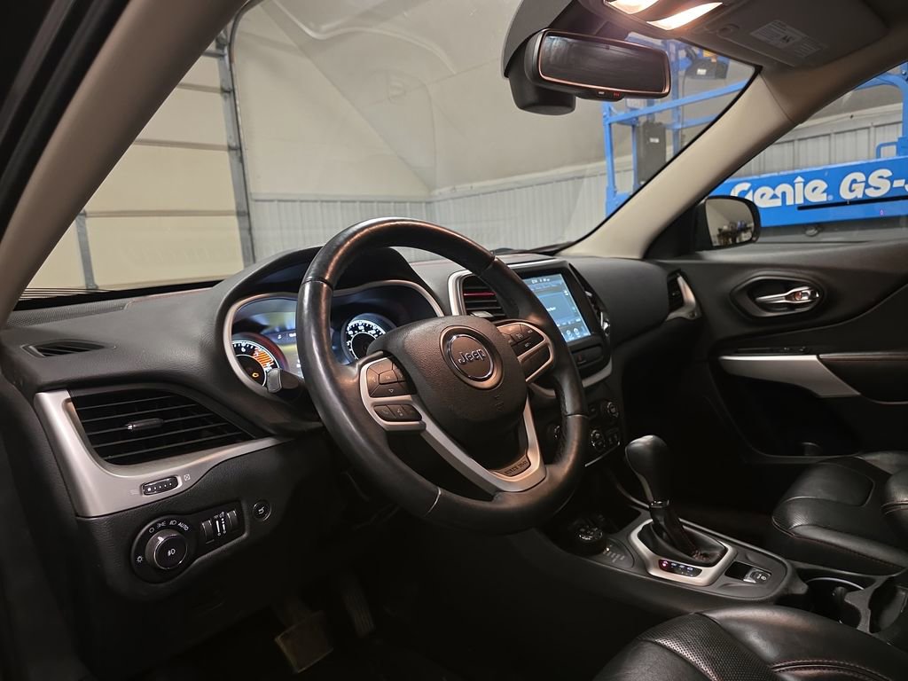 Used 2017 Jeep Cherokee Trailhawk image 25