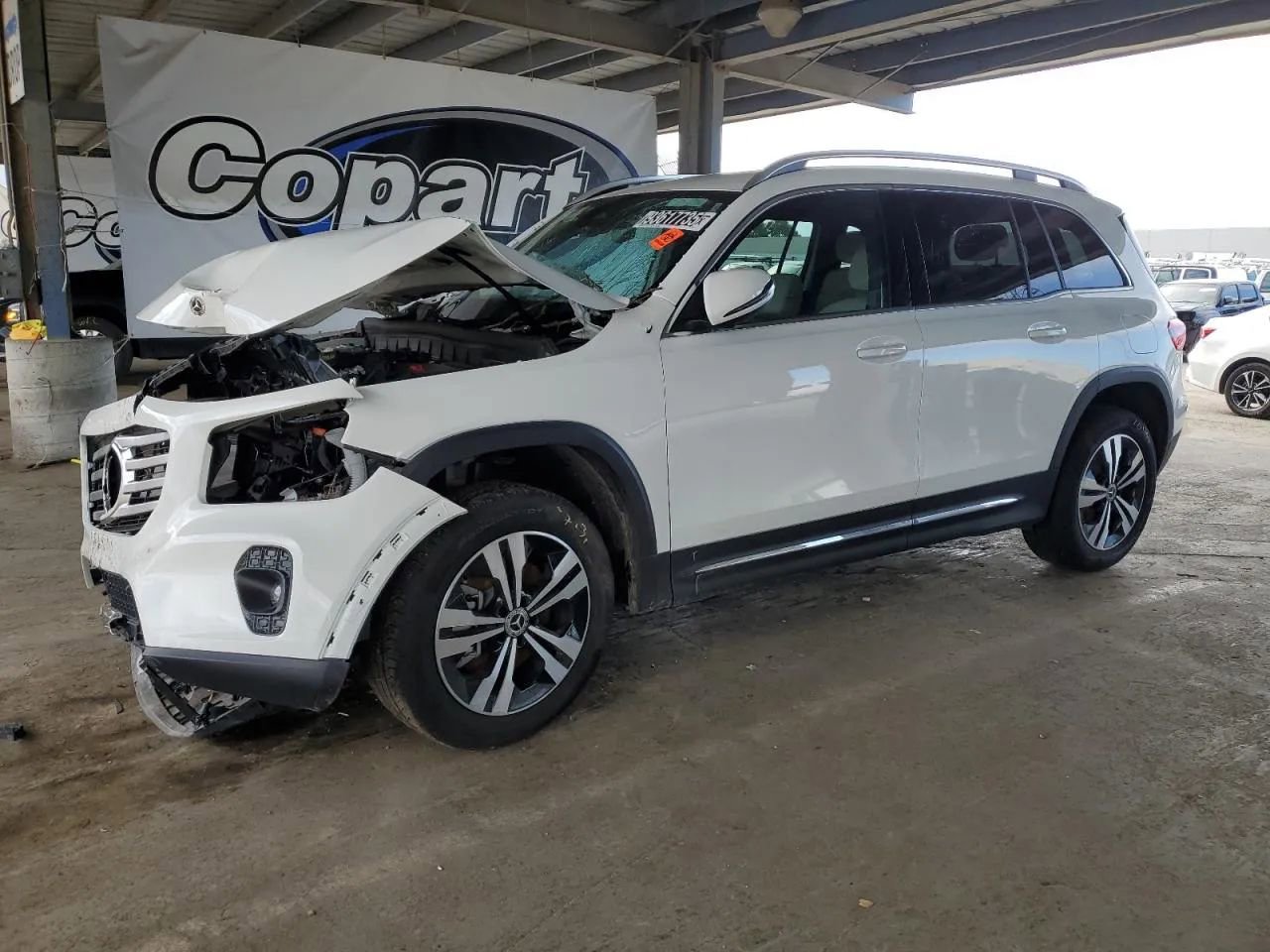 Used 2025 Mercedes-Benz GLB 250 4MATIC image 2