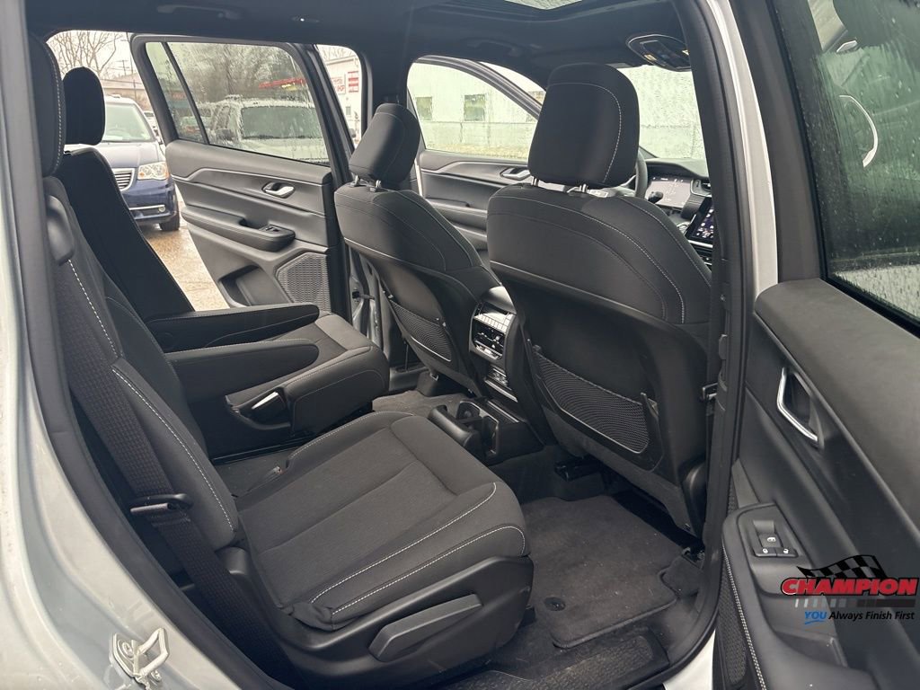 Used 2024 Jeep Grand Cherokee L Laredo image 32