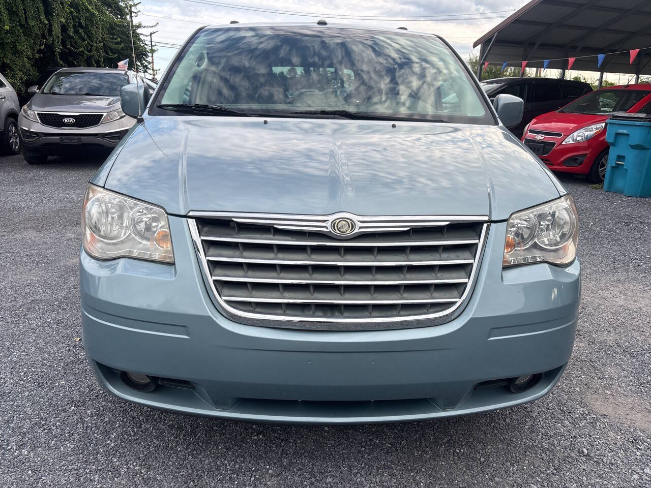Used 2010 Chrysler Town & Country Touring w/ Entertainment Group #2 FWD image 2