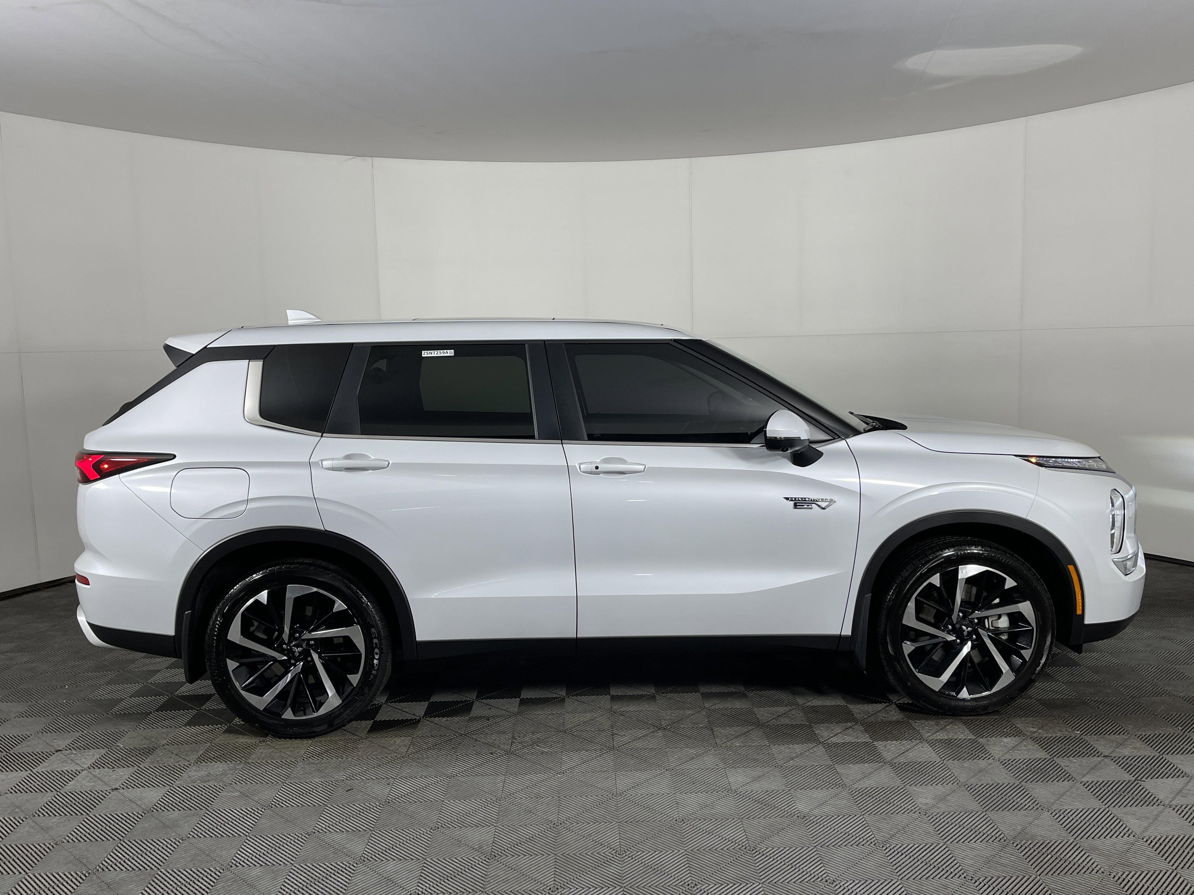 Used 2025 Mitsubishi Outlander SE image 5