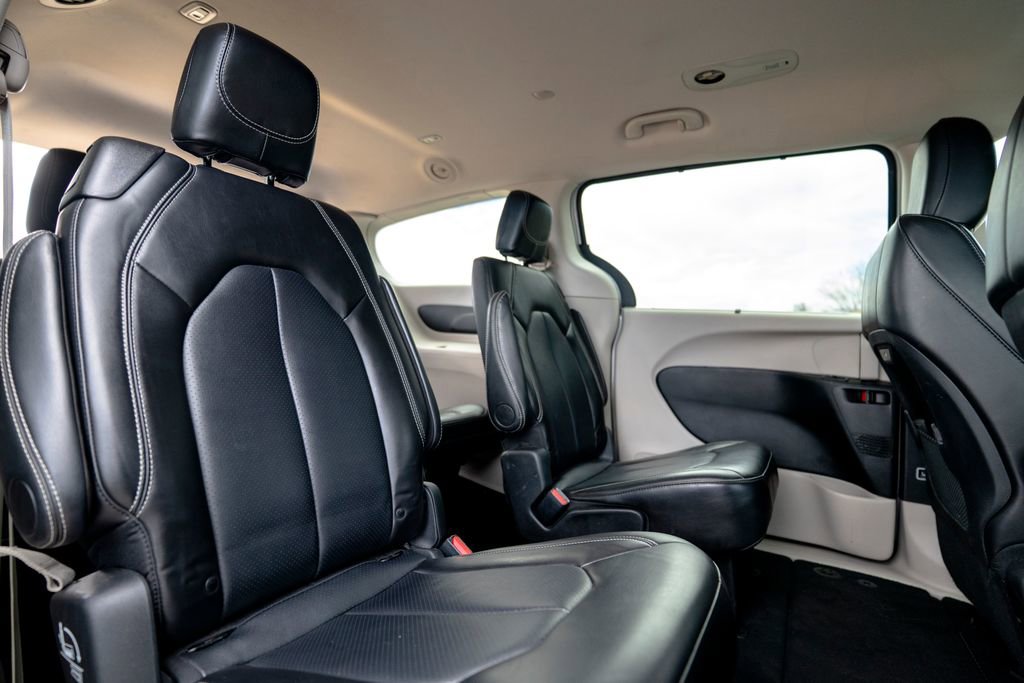 Used 2024 Chrysler Pacifica Touring-L image 38