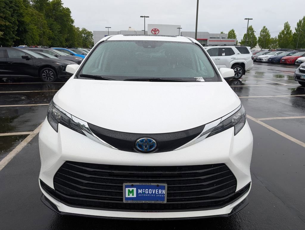 Certified 2024 Toyota Sienna LE w/ LE Plus Package AWD/4WD image 11