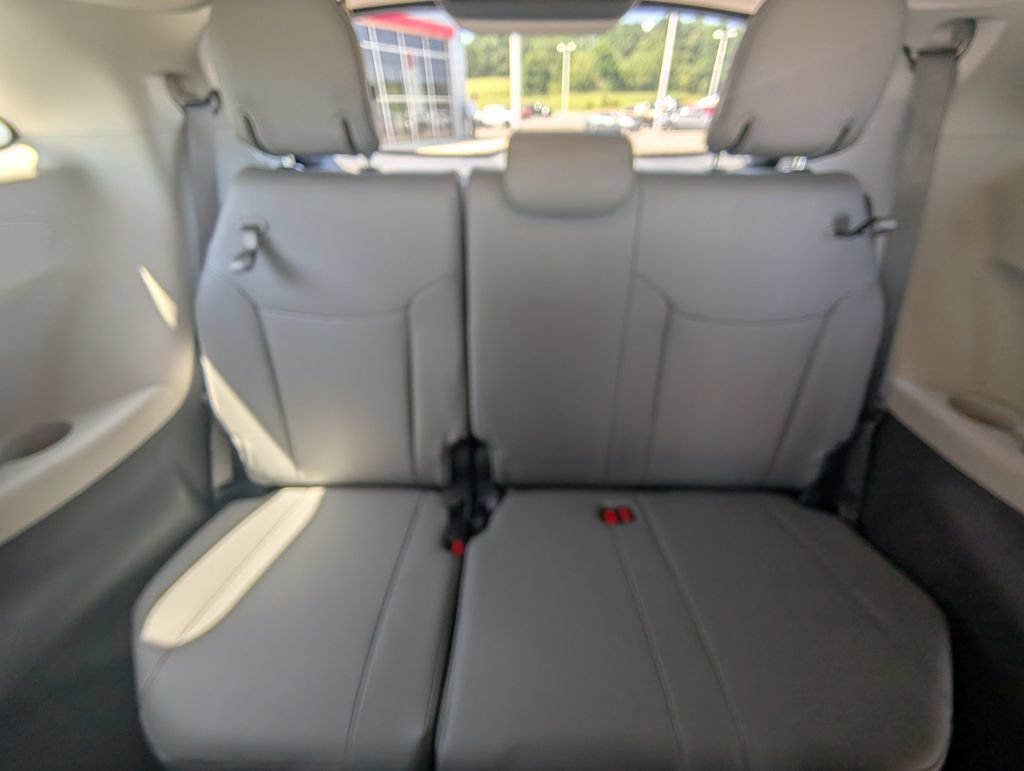 Used 2024 Toyota Sienna XLE FWD image 30