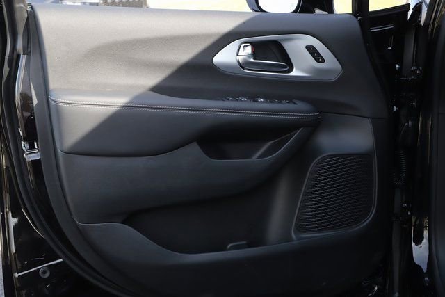 New 2026 Chrysler Pacifica Limited w/ S Appearance Package image 16