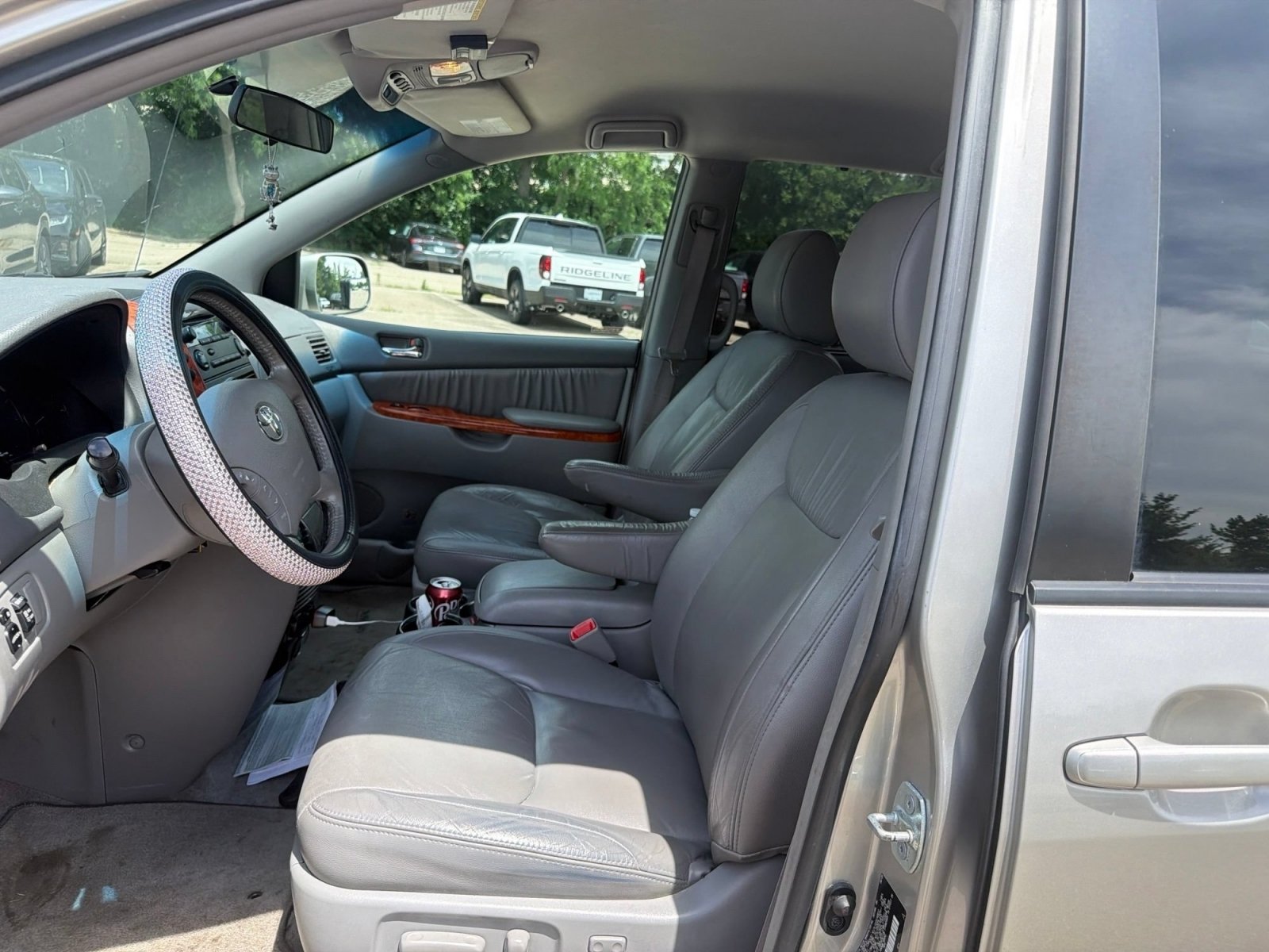 Used 2010 Toyota Sienna XLE FWD image 3