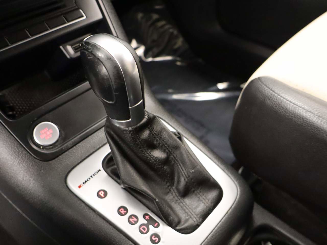 Used 2017 Volkswagen Tiguan S image 9