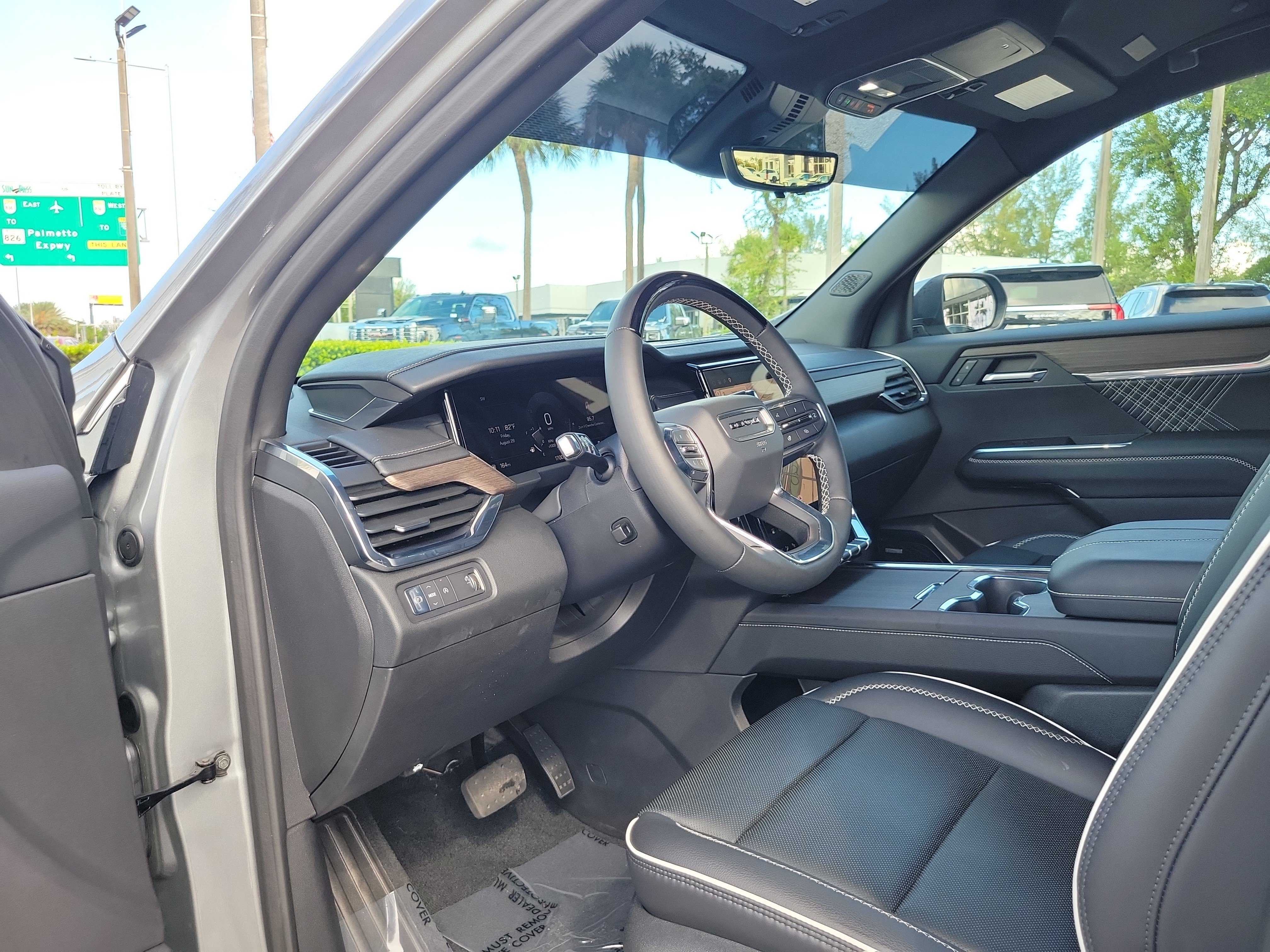 Used 2025 GMC Acadia Denali w/ Super Cruise Package FWD image 9