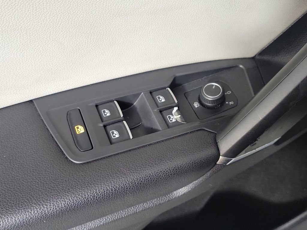 Used 2020 Volkswagen Tiguan SEL AWD/4WD image 16