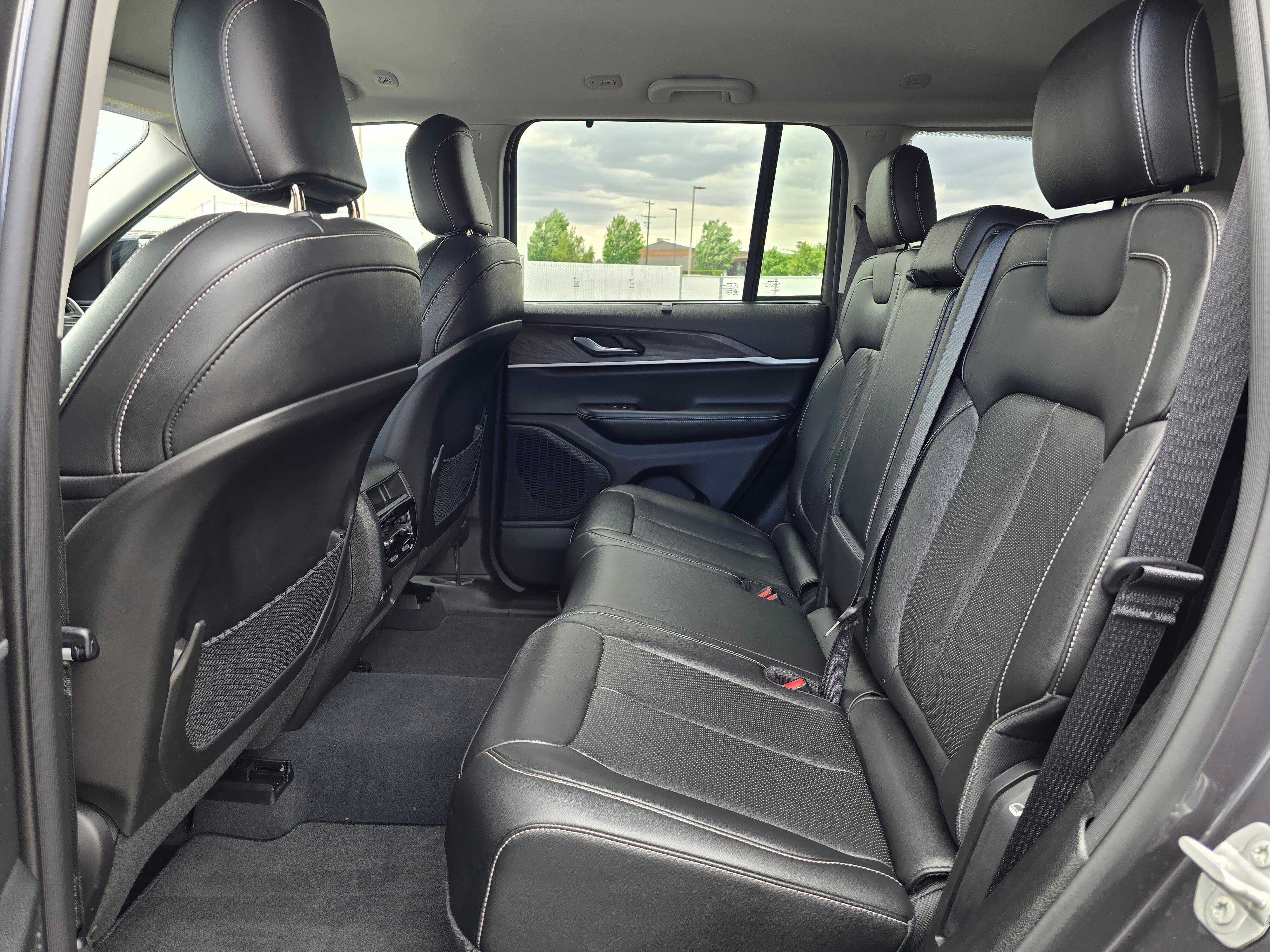 Used 2023 Jeep Grand Cherokee Limited w/ Luxury Tech Group II AWD/4WD image 13