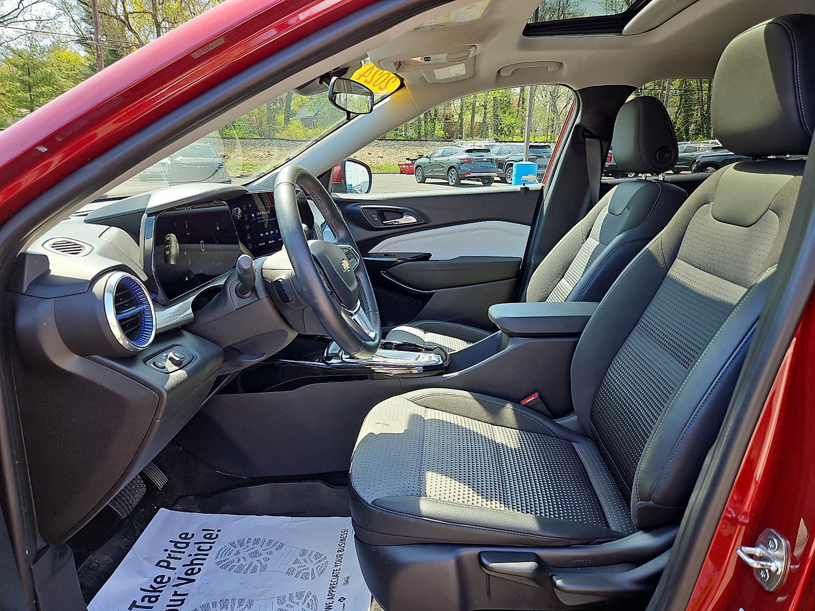 Used 2024 Chevrolet Trax LT w/ Sunroof Package FWD image 13