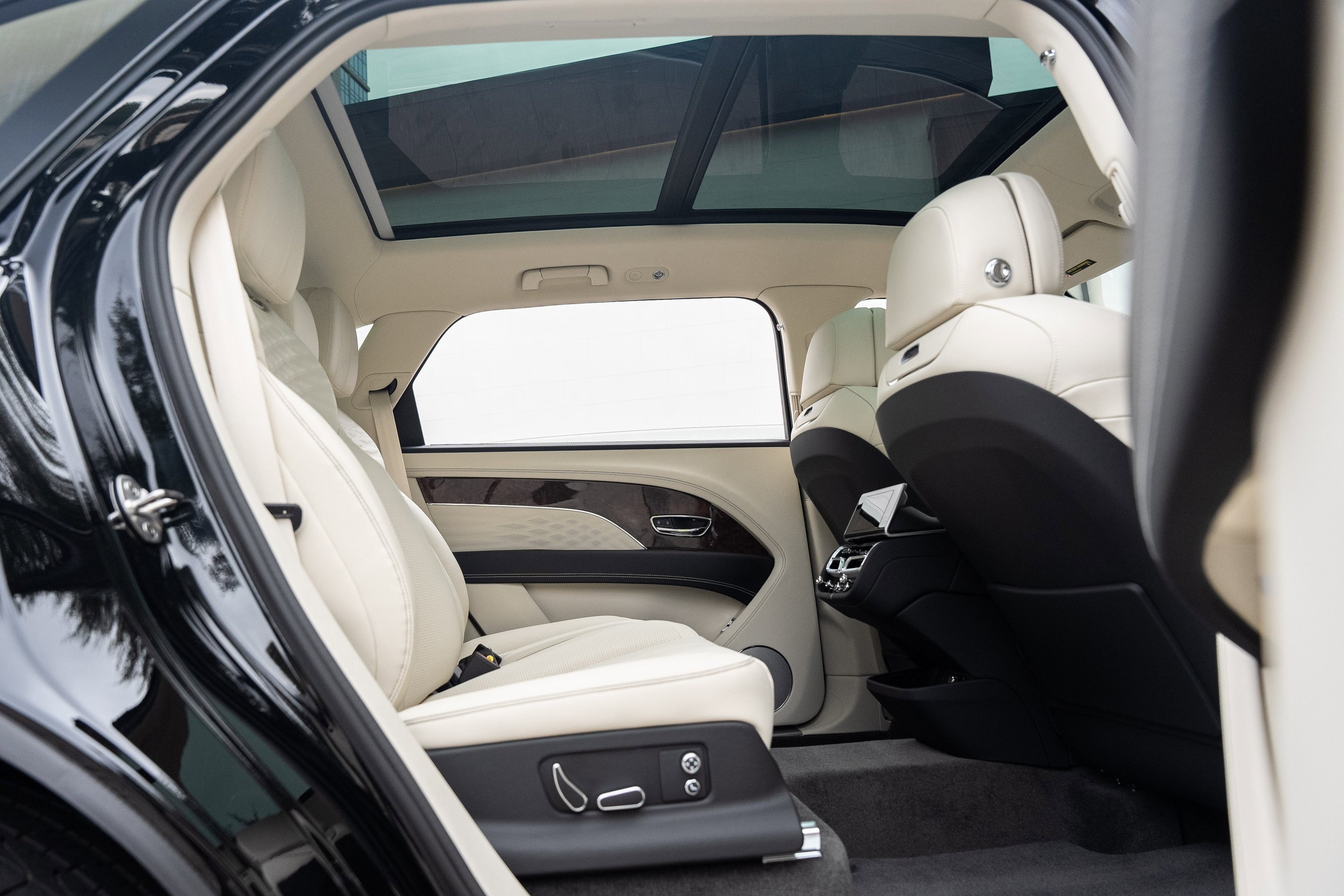 Used 2024 Bentley Bentayga Extended Wheelbase image 43