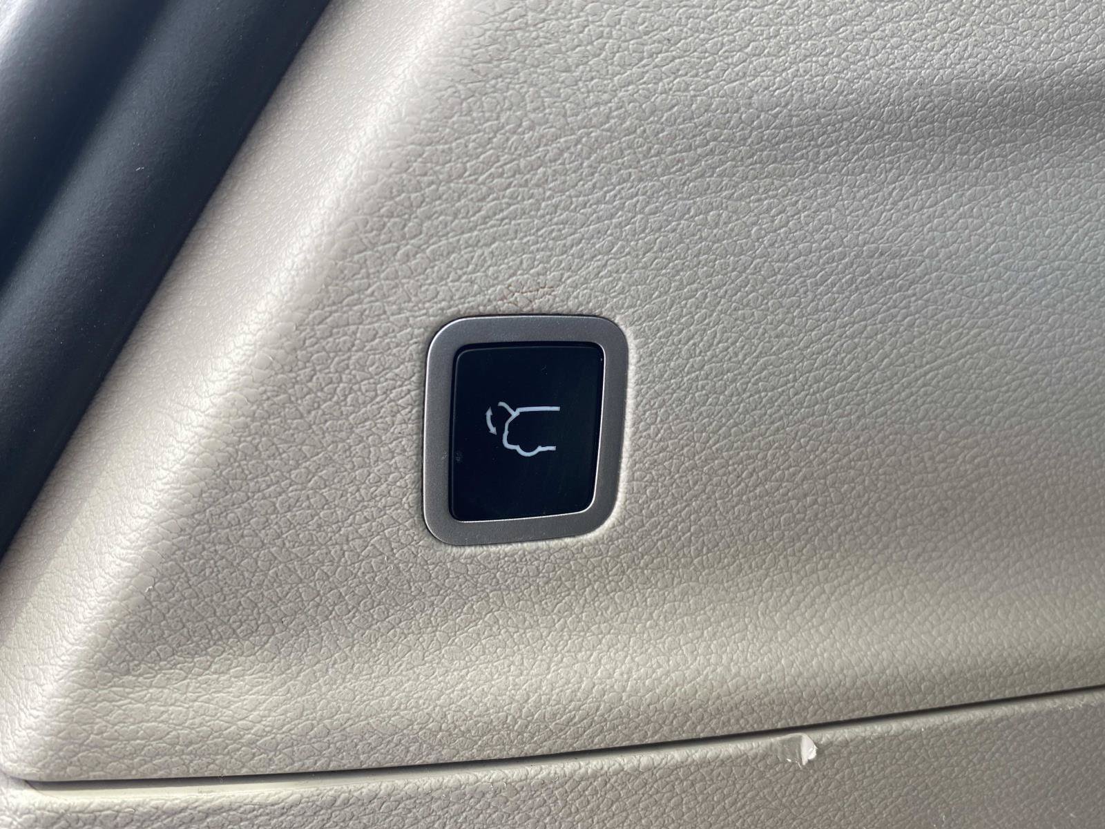 Used 2024 Chrysler Pacifica Limited FWD image 8