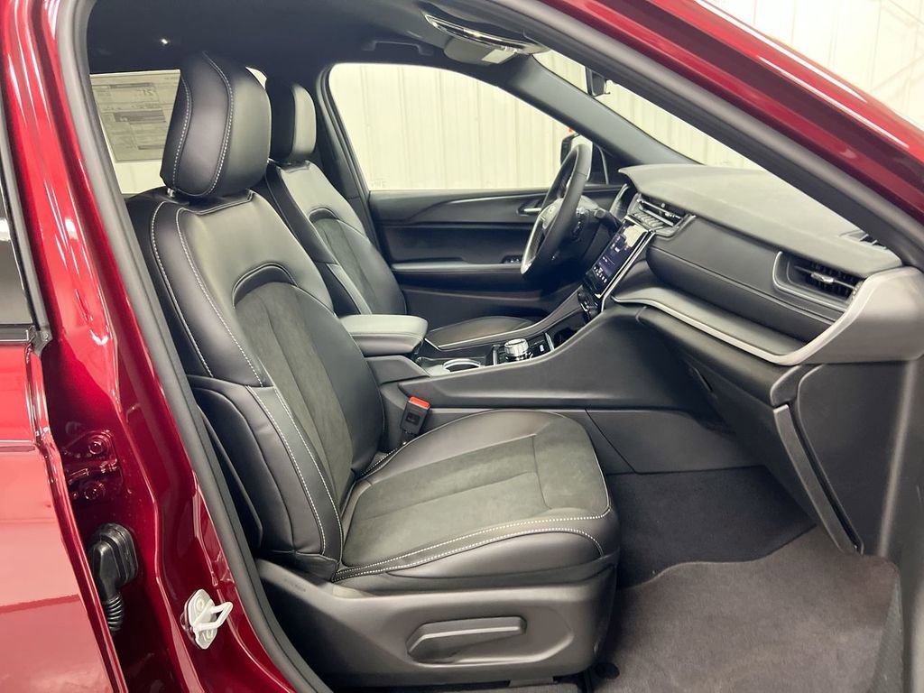 New 2025 Jeep Grand Cherokee L Laredo image 21