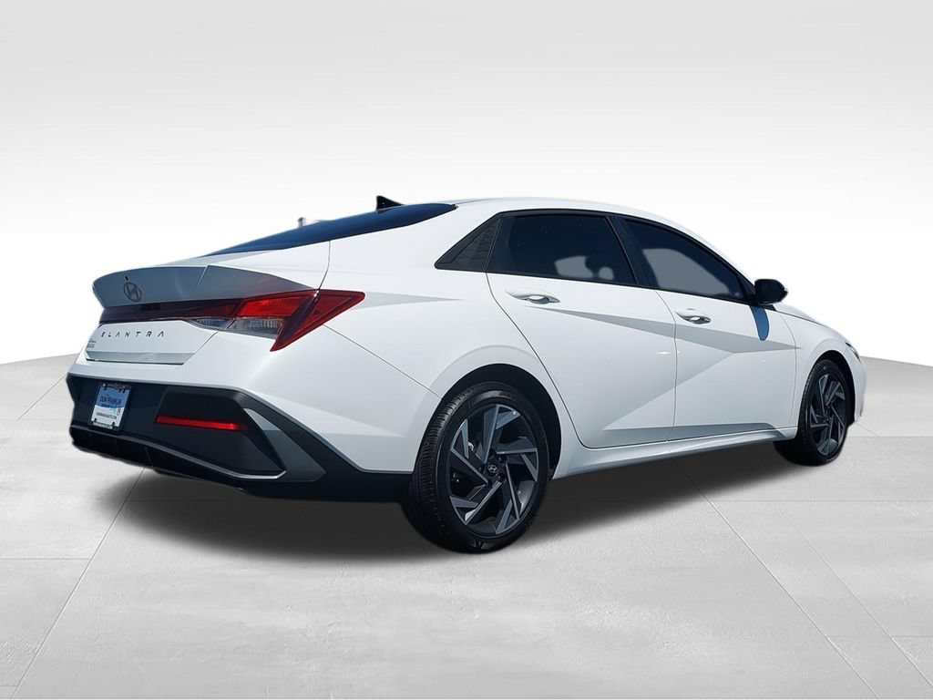 Used 2025 Hyundai Elantra SE FWD image 8