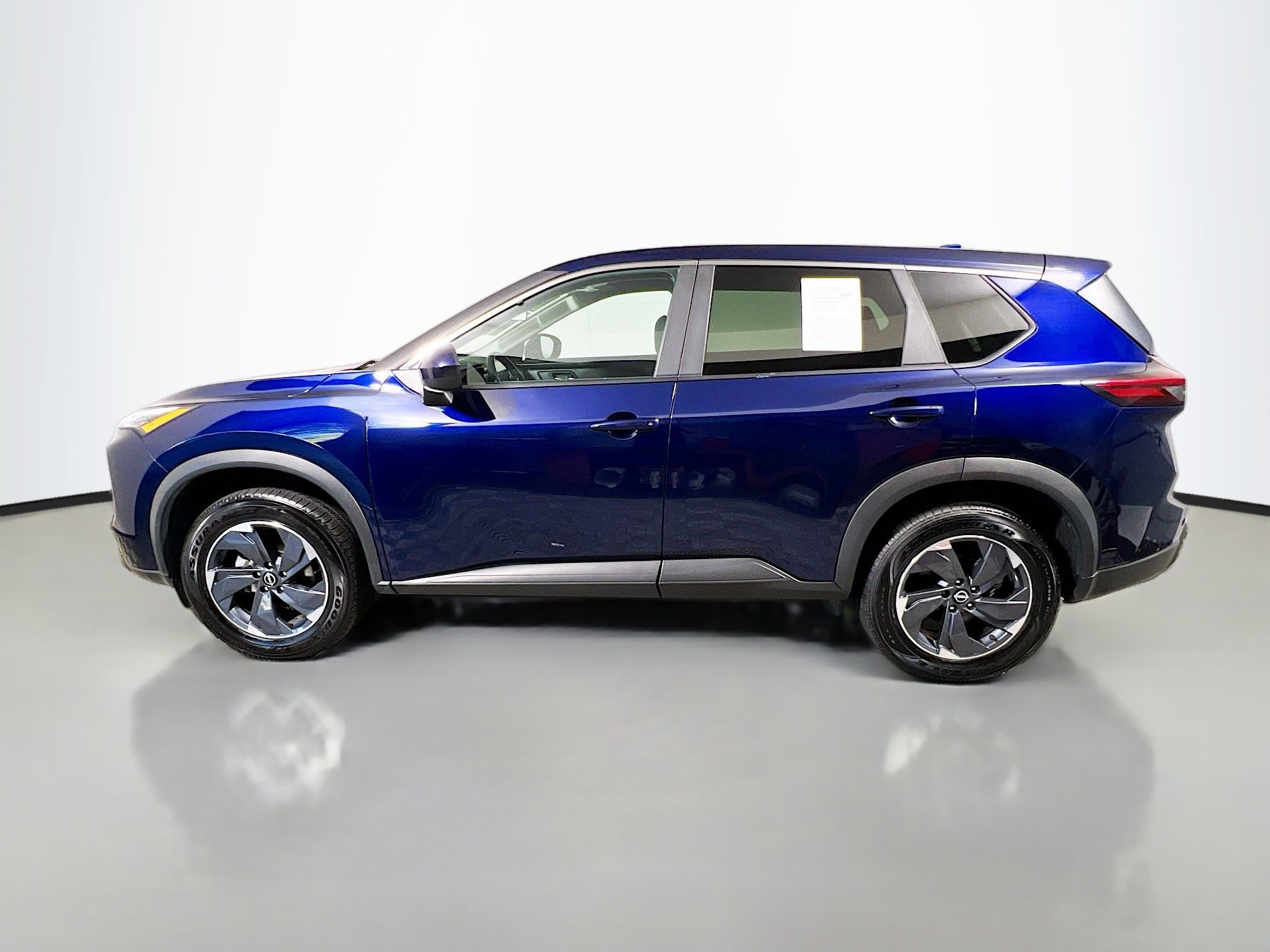 Used 2024 Nissan Rogue SV FWD image 9
