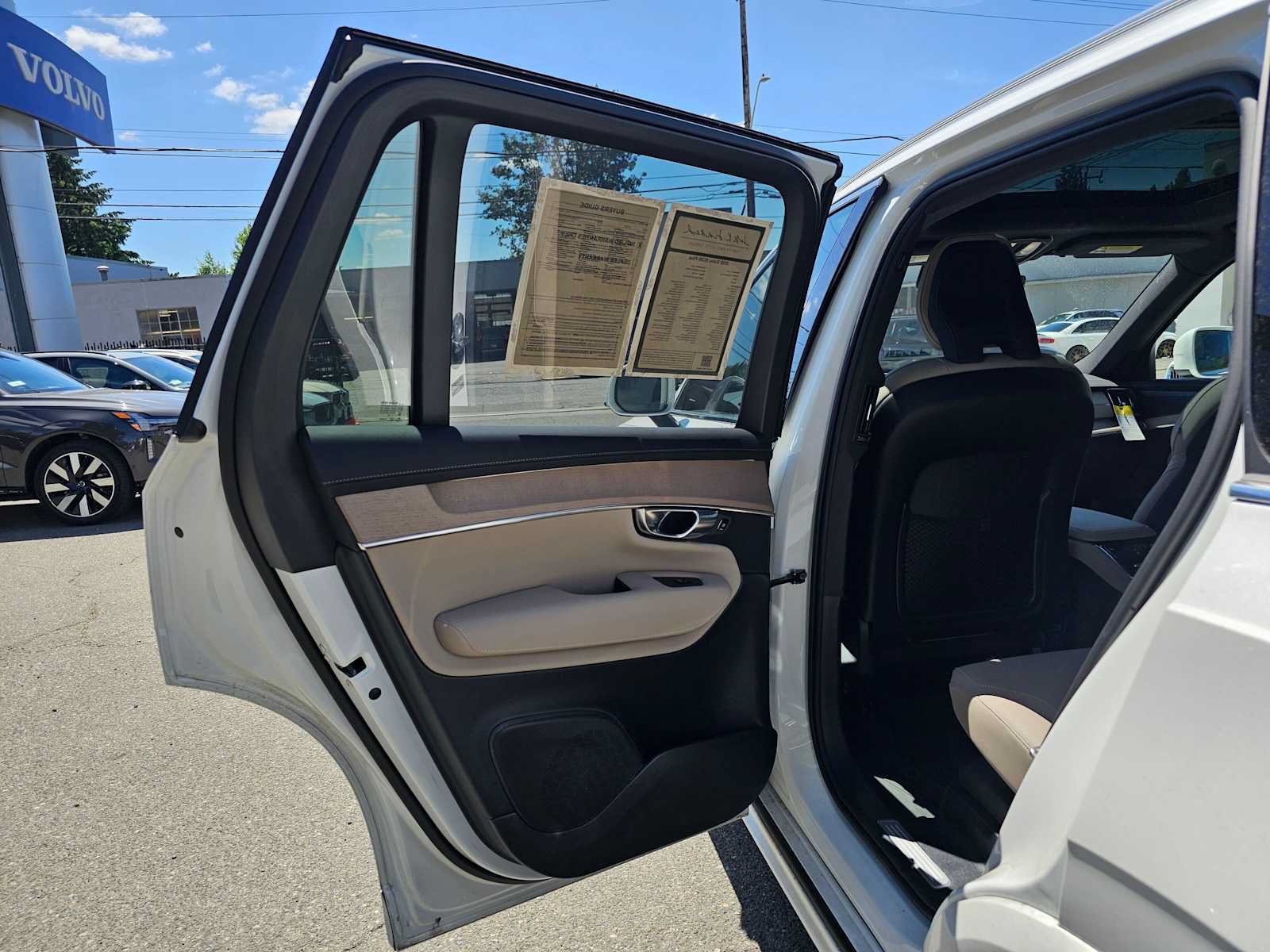 Certified 2026 Volvo XC90 B6 Plus w/ Protection Package Premier AWD/4WD image 16