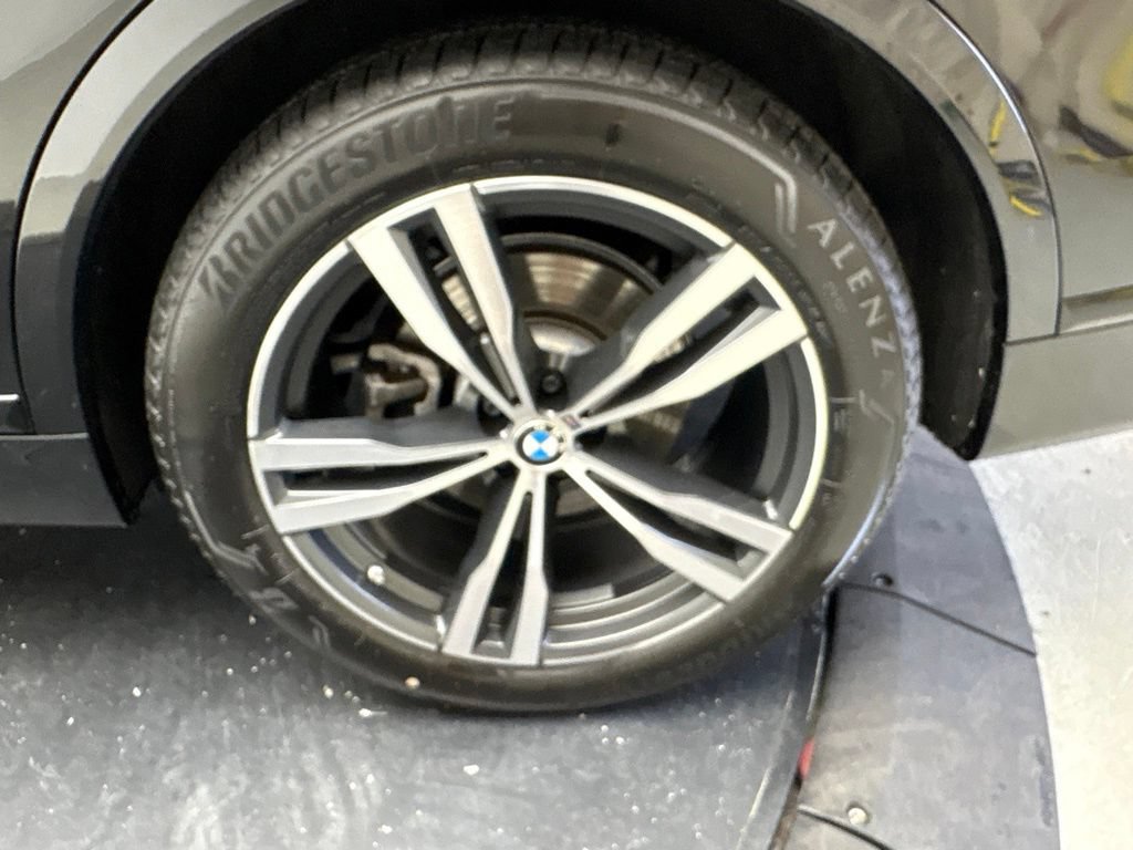 Used 2024 BMW X7 xDrive40i w/ M Sport Package AWD/4WD image 16